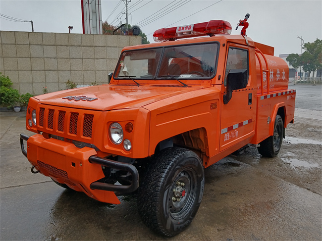 小型皮卡器材消防車_2噸四驅(qū)越野消防灑水車_河南湖北_滅火巡邏消防車_北汽吉普四驅(qū)森林防火巡邏車