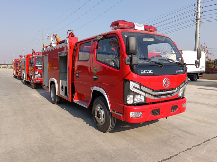 5噸消防灑水車廠家_石油化工冶煉廠消防車_2.5-5噸泡沫消防車現(xiàn)車報價