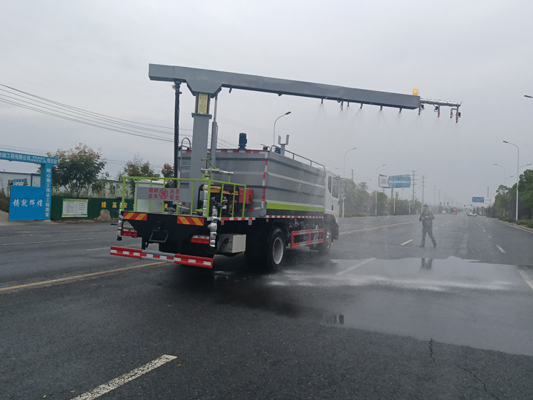 東風(fēng)D9免稅的鐵路抑塵車--12噸降塵灑水車_呂梁煤炭抑塵劑噴灑車-降塵灑水車_裝卸煤炭防塵車