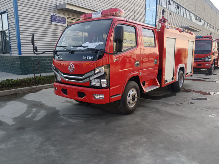 5噸消防灑水車廠家_油庫貨場港口碼頭消防車_2.5-5噸泡沫消防車現(xiàn)車報價