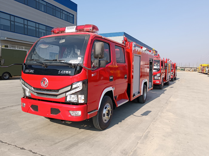 5噸消防灑水車廠家_油庫貨場港口碼頭消防車_2.5-5噸泡沫消防車現(xiàn)車報價