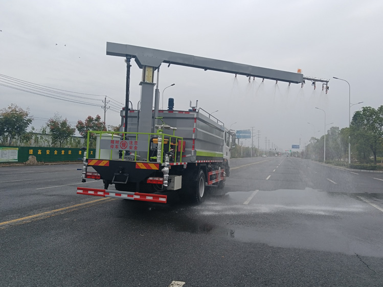 東風D9免稅的鐵路抑塵車--12噸降塵灑水車_長治12立方抑塵車-抑塵噴霧車鉤擋停噴功能火車封層車