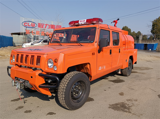 森林巡邏消防車(chē)_越野消防灑水車(chē)_內(nèi)蒙古遼寧_山區(qū)林場(chǎng)草原消防救火車(chē)_越野四驅(qū)運(yùn)兵突擊消防車(chē)