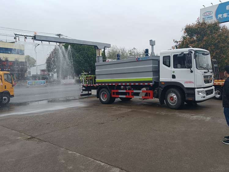 東風D9自動噴淋鐵路抑塵車-12噸自動感應噴灑_大同煤場抑塵灑水車_運煤抑塵劑固化劑噴灑