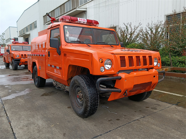 森林巡邏消防車(chē)_越野消防灑水車(chē)_內(nèi)蒙古遼寧_山區(qū)林場(chǎng)草原消防救火車(chē)_越野四驅(qū)運(yùn)兵突擊消防車(chē)