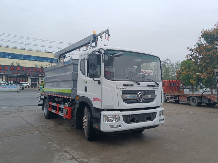 東風(fēng)D9免稅的鐵路抑塵車--12噸降塵灑水車_陜西多功能固化劑噴灑車_煤礦貨場(chǎng)壓制降塵