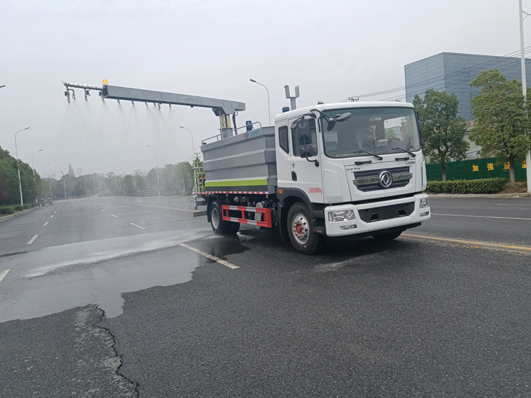 東風D9免稅的鐵路抑塵車--12噸降塵灑水車_長治12立方抑塵車-抑塵噴霧車鉤擋停噴功能火車封層車