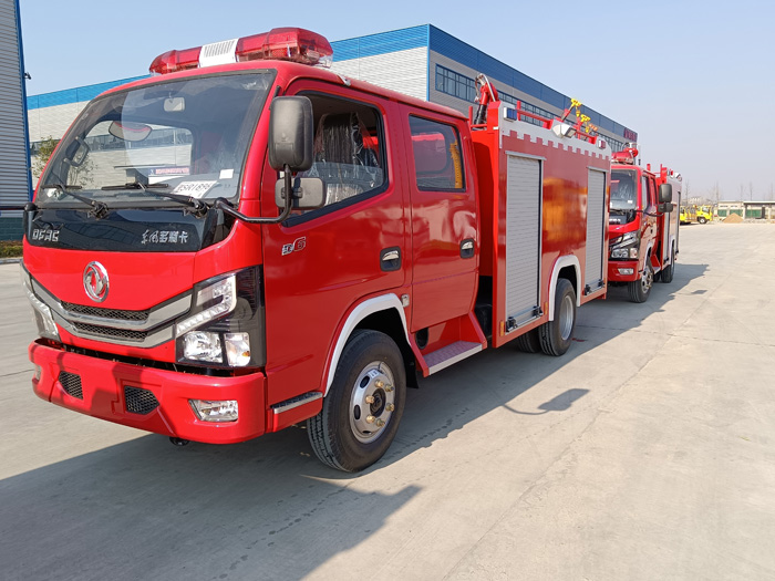 5噸消防灑水車多少錢_油庫(kù)貨場(chǎng)港口碼頭消防車_2.5-5噸泡沫消防車現(xiàn)車報(bào)價(jià)