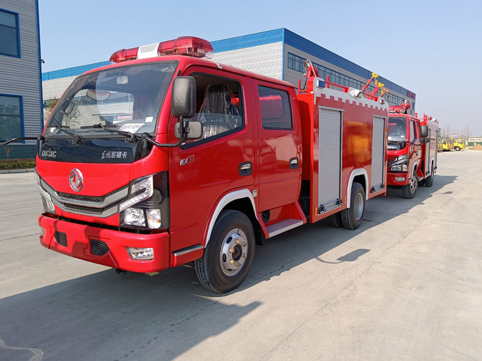 5噸消防灑水車廠家_油庫貨場港口碼頭消防車_2.5-5噸泡沫消防車現(xiàn)車報價