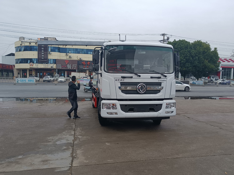 東風(fēng)D9免稅的鐵路抑塵車--12噸降塵灑水車_呂梁煤炭抑塵劑噴灑車-降塵灑水車_裝卸煤炭防塵車