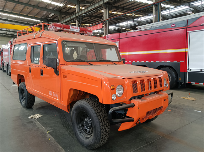 小型皮卡器材消防車_2噸四驅(qū)越野消防灑水車_貴州云南_四驅(qū)2噸消防車_四驅(qū)越野消防車