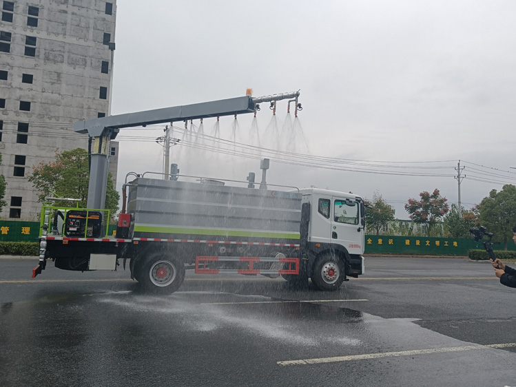 東風D9免稅的鐵路抑塵車--12噸降塵灑水車_長治12立方抑塵車-抑塵噴霧車鉤擋停噴功能火車封層車